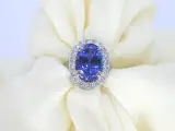 Witgouden entourage ring met een tanzaniet van 7.00 carat – kavel bij Onlineveilingmeester
