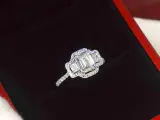Witgouden trinity ring met een grote emerald cut diamant – kavel bij Onlineveilingmeester