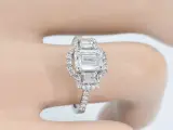 Witgouden trinity ring met een grote emerald cut diamant – foto 2 – kavel bij Onlineveilingmeester