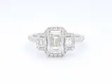 Witgouden trinity ring met een grote emerald cut diamant – foto 3 – kavel bij Onlineveilingmeester