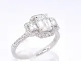 Witgouden trinity ring met een grote emerald cut diamant – foto 4 – kavel bij Onlineveilingmeester