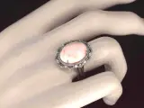 Unieke ring met diamanten en centraal koraal – foto 2 – kavel bij Onlineveilingmeester