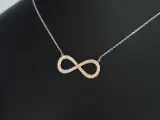 Witgouden collier met een rosegouden diamanten infinity hanger – foto 3 – kavel bij Onlineveilingmeester
