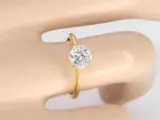 Gouden ring met een briljant geslepen diamant van 1.00 carat – foto 9 – kavel bij Onlineveilingmeester