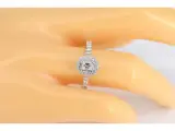 Witgouden entourage ring met briljant en baguette geslepen diamant – foto 2 – kavel bij Onlineveilingmeester