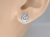 Witgouden diamanten entourage oorbellen van 1.50 carat – foto 2 – kavel bij Onlineveilingmeester