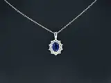 Witgouden entourage hanger met diamanten en saffier (excl. ketting) – foto 2 – kavel bij Onlineveilingmeester
