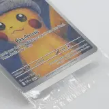 Kaart, Pokémon, Pikachu with Grey Felt Hat SVP 085 Promo, 2023 – foto 3 – kavel bij Domeinen Roerende Zaken, Groningen