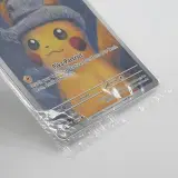 Kaart, Pokémon, Pikachu with Grey Felt Hat SVP 085 Promo, 2023 – foto 3 – kavel bij Domeinen Roerende Zaken, Groningen