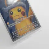 Kaart, Pokémon, Pikachu with Grey Felt Hat SVP 085 Promo, 2023 – foto 3 – kavel bij Domeinen Roerende Zaken, Groningen