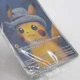 Kaart, Pokémon, Pikachu with Grey Felt Hat SVP 085 Promo, 2023 – foto 3 – kavel bij Domeinen Roerende Zaken, Groningen