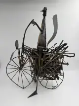 Brutalistisch metalen sculptuur 'Figuur op fiets' – Lafargue – foto 2 – kavel bij De Kringwinkel, Gent