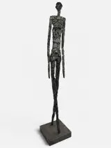 metalen sculptuur 'Langgerekte vrouwenfiguur' – kavel bij De Kringwinkel, Gent
