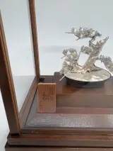 Massief zilveren Bonsai-miniatuur 'Matsu' in vitrine – Seki Takehiko – foto 2 – kavel bij De Kringwinkel, Gent