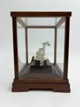 Massief zilveren Bonsai-miniatuur 'Matsu' in vitrine – Seki Takehiko – foto 3 – kavel bij De Kringwinkel, Gent