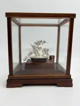 Massief zilveren Bonsai-miniatuur 'Matsu' in vitrine – Seki Takehiko – foto 4 – kavel bij De Kringwinkel, Gent