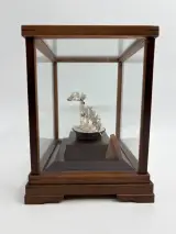 Massief zilveren Bonsai-miniatuur 'Matsu' in vitrine – Seki Takehiko – foto 5 – kavel bij De Kringwinkel, Gent