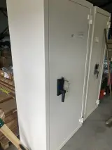 Kluiskast, Stahlschrank, cremewit, 2004 – foto 2 – kavel bij Onlineveilingmeester, Kootstertille