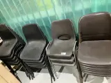 Ca. 20x Stapelbare stoelen, bruin/zwart – kavel bij Onlineveilingmeester, Kootstertille