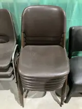 Ca. 20x Stapelbare stoelen, bruin/zwart – foto 2 – kavel bij Onlineveilingmeester, Kootstertille