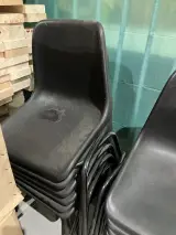Ca. 20x Stapelbare stoelen, bruin/zwart – foto 5 – kavel bij Onlineveilingmeester, Kootstertille