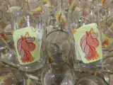 Ca. 2600x Pallet glazen met eenhoorn afbeelding – foto 2 – kavel bij Onlineveilingmeester, Kootstertille