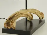 Wabi-Sabi stijl tafellamp met sculpturale drijfhout voet – foto 5 – kavel bij De Kringwinkel, Antwerpen