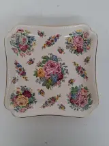 Vierkante schaal van Boch Frères (Keralux) met het kleurrijke motief Fleurs de Saxe – kavel bij De Kringwinkel, Waardamme