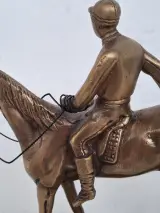 Bronzen beeld van een jockey op een renpaard – foto 4 – kavel bij De Kringwinkel, Waardamme