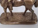 Bronzen beeld van een jockey op een renpaard – foto 5 – kavel bij De Kringwinkel, Waardamme
