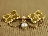 Antieke gouden broche in 18 & 14 karaat met parel – foto 5 – kavel bij De Kringwinkel, Antwerpen