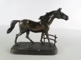 Decoratief paardenbeeld op sokkel – O. Tupton / O.T.T. – koudgegoten brons – foto 2 – kavel bij De Kringwinkel, Heverlee