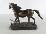 Decoratief paardenbeeld op sokkel – O. Tupton / O.T.T. – koudgegoten brons – foto 3 – kavel bij De Kringwinkel, Heverlee