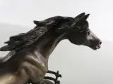 Decoratief paardenbeeld op sokkel – O. Tupton / O.T.T. – koudgegoten brons – foto 5 – kavel bij De Kringwinkel, Heverlee