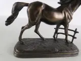 Decoratief paardenbeeld op sokkel – O. Tupton / O.T.T. – koudgegoten brons – foto 6 – kavel bij De Kringwinkel, Heverlee