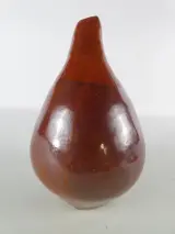 Unieke handgedraaide keramieken designvaas met ossenbloed glazuur – 24 cm – kavel bij De Kringwinkel, Heverlee