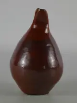 Unieke handgedraaide keramieken designvaas met ossenbloed glazuur – 24 cm – foto 2 – kavel bij De Kringwinkel, Heverlee