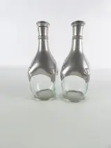 Set van twee vintage glazen karaffen met tinnen bekleding – Étains du Manoir, Paris – kavel bij De Kringwinkel, Heverlee