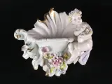 Decoratief Capodimonte porseleinen wandvaasje met cherubijn – kavel bij De Kringwinkel, Heverlee