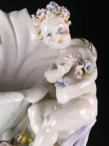 Decoratief Capodimonte porseleinen wandvaasje met cherubijn – foto 2 – kavel bij De Kringwinkel, Heverlee