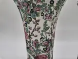 Paar achtkantige Delftse vazen met rijk polychroom bloemendecor – 20e eeuw – foto 3 – kavel bij Onlineveilingmeester, Groningen