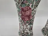 Paar achtkantige Delftse vazen met rijk polychroom bloemendecor – 20e eeuw – foto 5 – kavel bij Onlineveilingmeester, Groningen