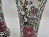 Paar achtkantige Delftse vazen met rijk polychroom bloemendecor – 20e eeuw – foto 7 – kavel bij Onlineveilingmeester, Groningen