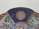 Japanse Imari porseleinen sierschotel – handbeschilderd – 20e Eeuw – Inclusief houten standaard – foto 14 – kavel bij Onlineveilingmeester, Groningen