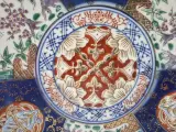 Japanse Imari porseleinen sierschotel – handbeschilderd – 20e Eeuw – Inclusief houten standaard – foto 3 – kavel bij Onlineveilingmeester, Groningen