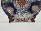 Japanse Imari porseleinen sierschotel – handbeschilderd – 20e Eeuw – Inclusief houten standaard – foto 5 – kavel bij Onlineveilingmeester, Groningen