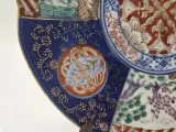 Japanse Imari porseleinen sierschotel – handbeschilderd – 20e Eeuw – Inclusief houten standaard – foto 6 – kavel bij Onlineveilingmeester, Groningen