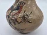 Zeer bijzondere vintage Oosterse siervaas – unieke vogel- en bloemdecoratie – vermoedelijk messing – 20e eeuw – foto 8 – kavel bij Onlineveilingmeester, Groningen