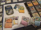 Grote Pokémonkaartenverzameling met zeldzame kaarten, verzamelmap en Pokémon-blik – foto 6 – kavel bij Onlineveilingmeester, Groningen