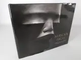 Boek African Faces over Afrikaanse maskers – kavel bij De Kringwinkel, Heverlee
